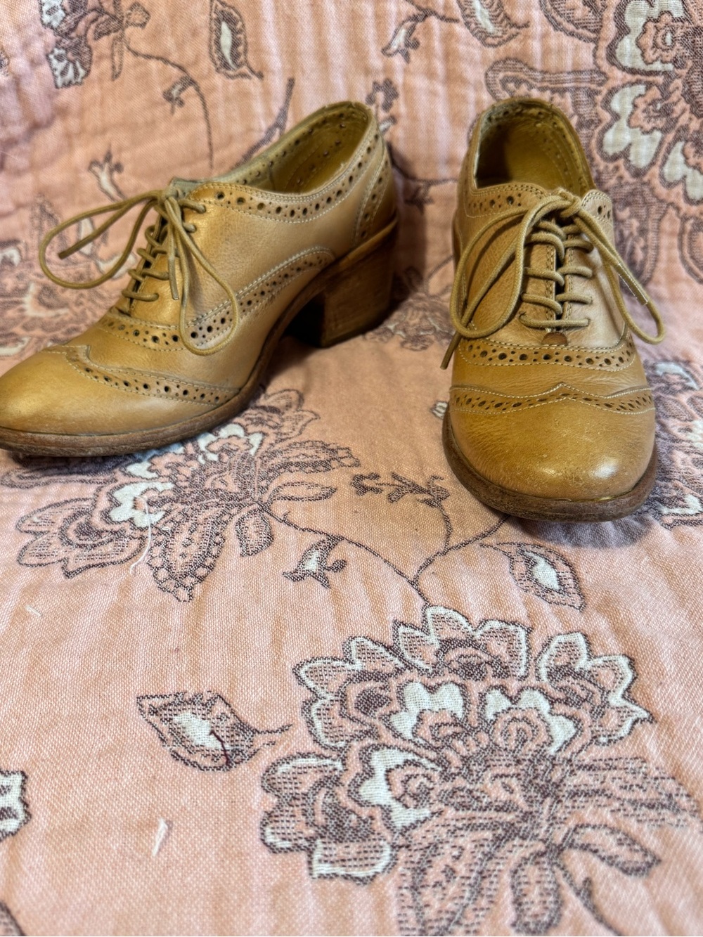 FRYE Maggie Wingtip Oxford Heeled Shoes Tan Leather Brogue Block Heel 74500 6B